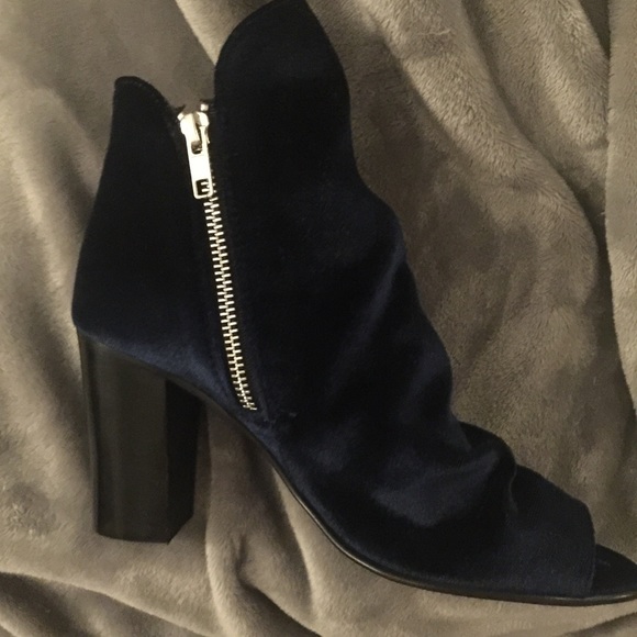 Stunning AND comfortable faux velvet navy open toe - Picture 3 of 6